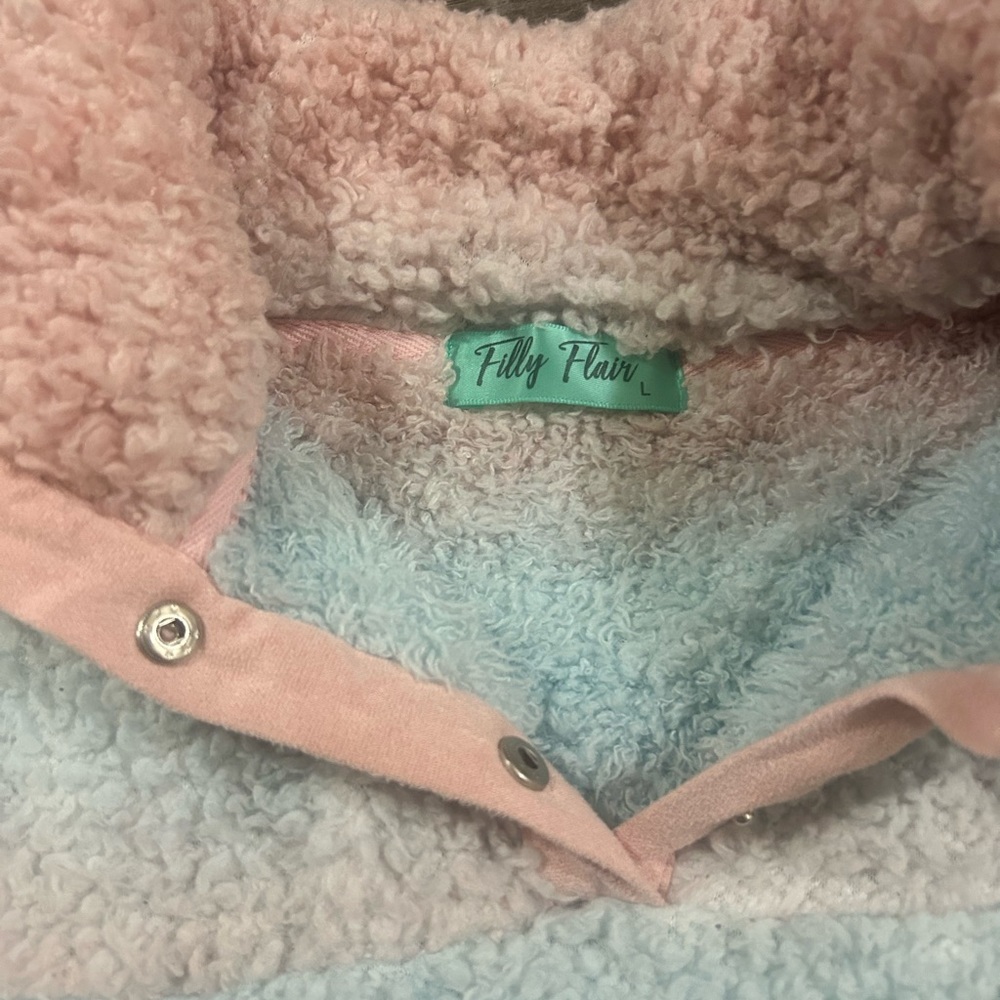 Filly flair brand top.  Fuzzy - Picture 2 of 3